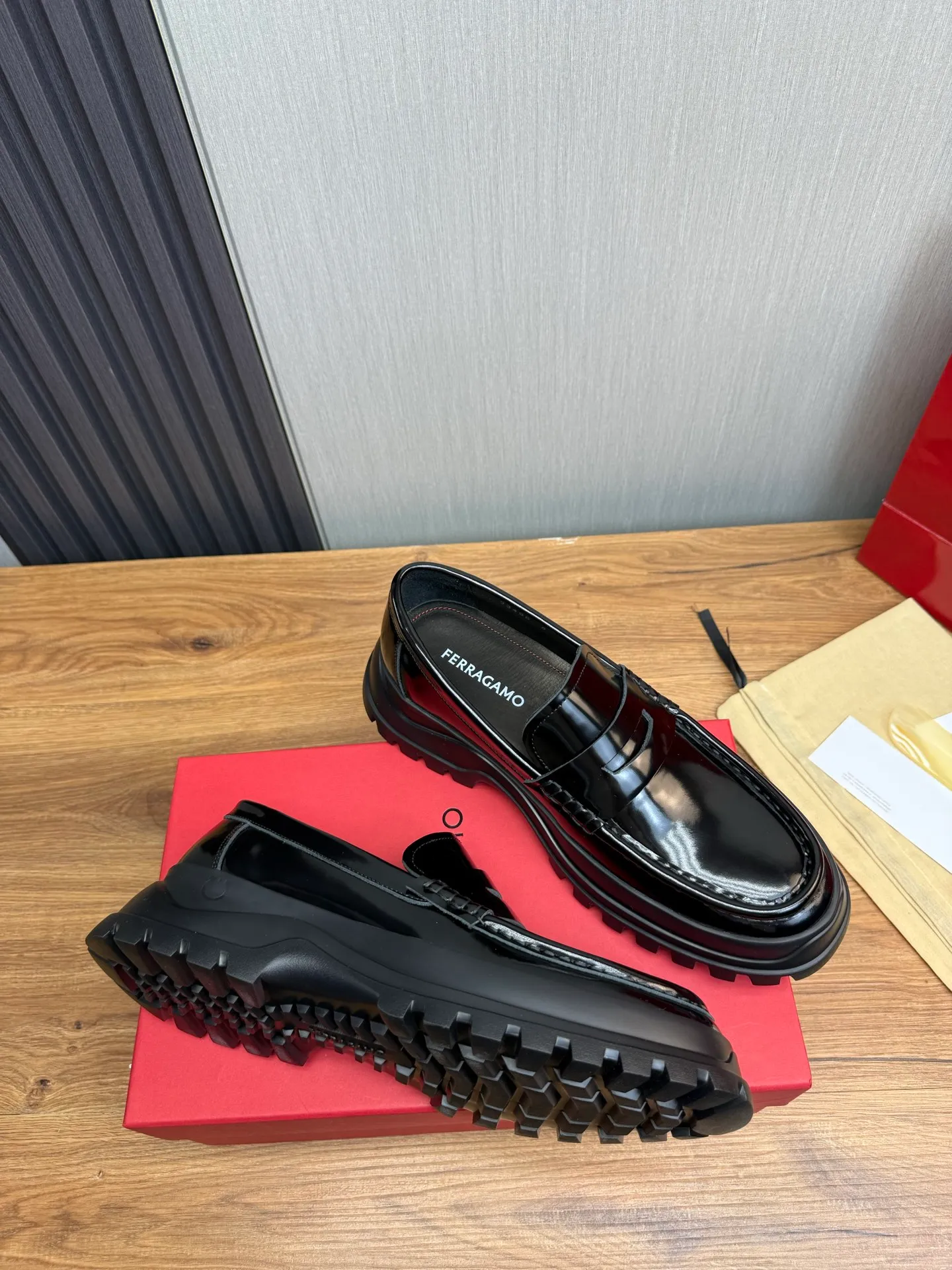 Men's shoes 💰880💰 Ferragamo. [Ferragamo] Men's Loaf leather shoes, the latest hot style, 1:1 original purchase quality, top quality, imported open-edge beaded cowhide leather on the upper, hand-made three-dimensional stitching highlights the round toe design, the inner feet are made of imported cowhide, with original wear-resistant rubber outsole, matching code 39-44, (38, 45 custom-made, non-refundable)